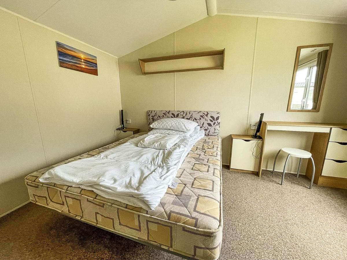 Caravan At Suffolk Sands Holiday Park With Decking And Wifi Ref 45023A Felixstowe Exterior foto