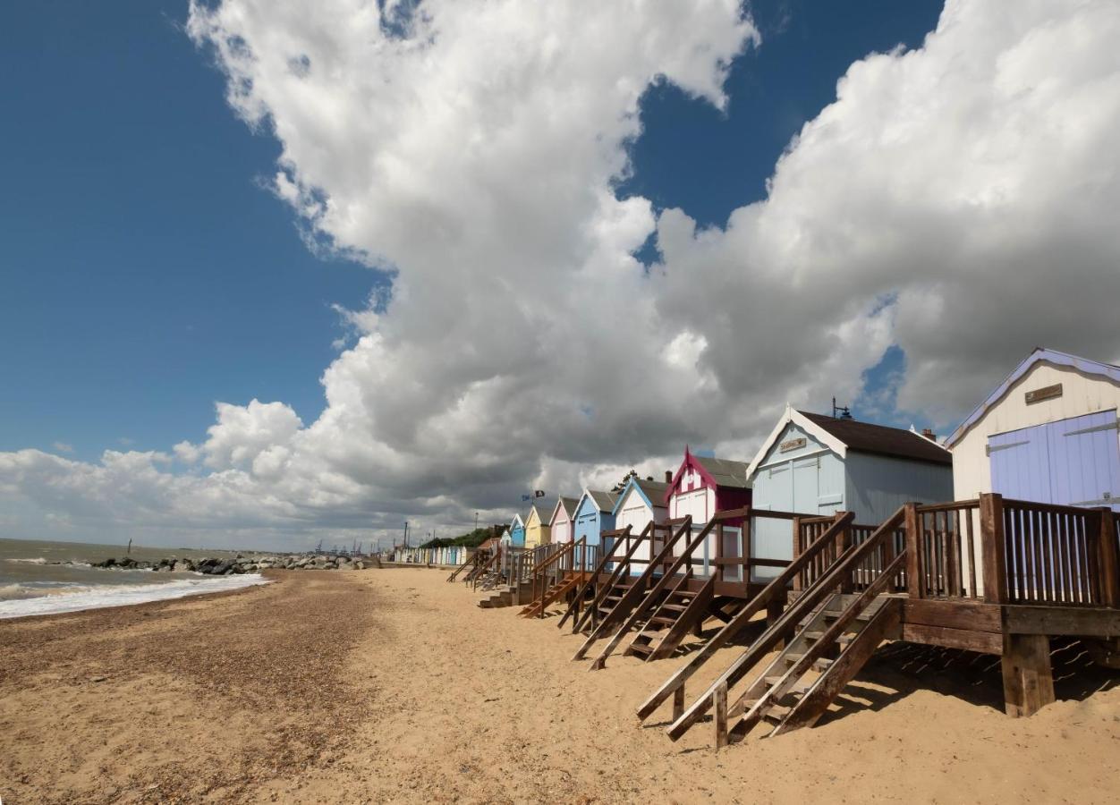 Caravan At Suffolk Sands Holiday Park With Decking And Wifi Ref 45023A Felixstowe Exterior foto